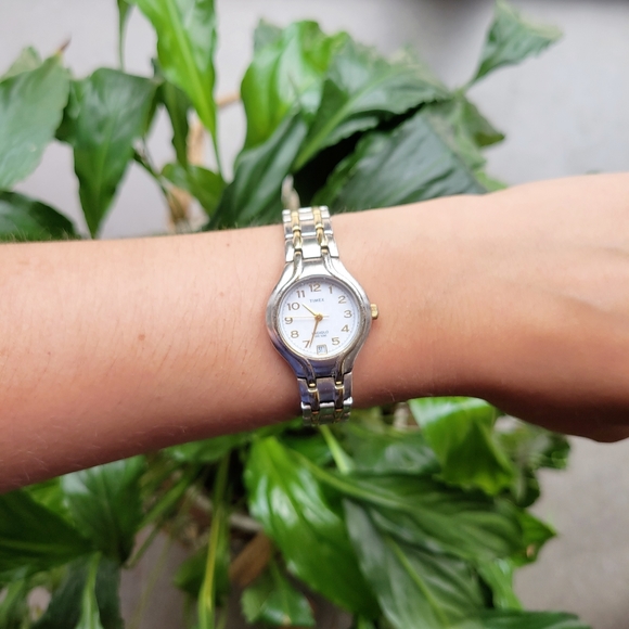 Classic Timex Indiglo Silver Watch - Picture 5 of 10